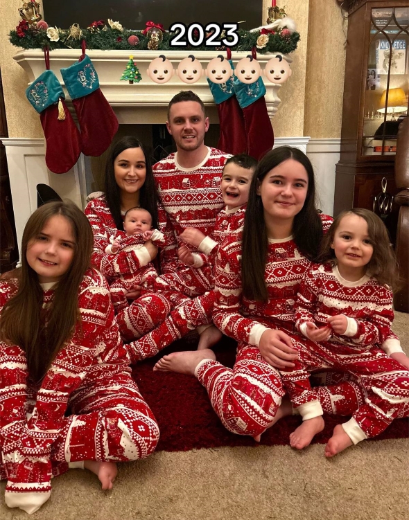 暖炉の前の家族写真