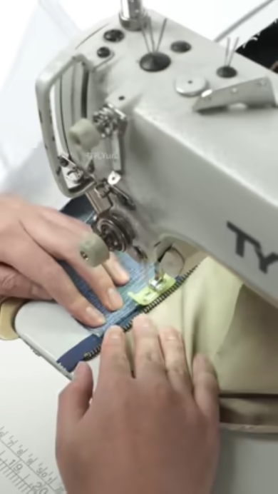 ミシンを使って縫う様子
