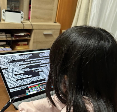 マインクラフトの画面を見る娘