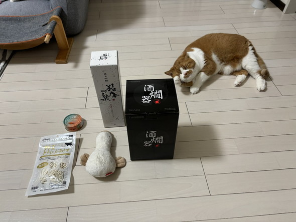 日本酒などのお土産と猫ちゃん