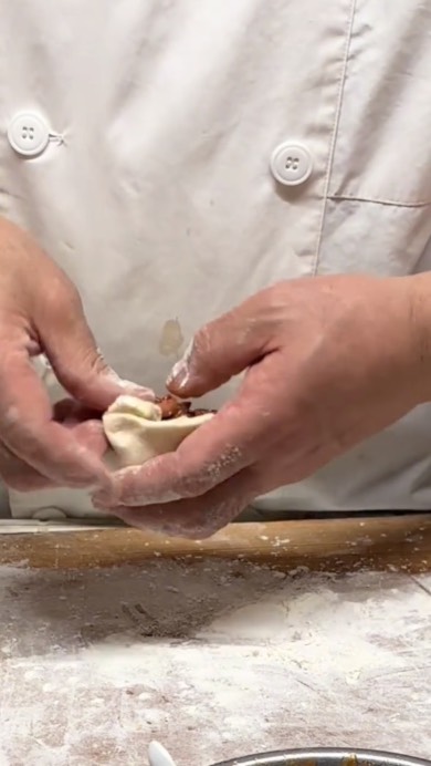 チャーシューまんを作る祖父