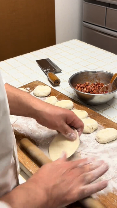 チャーシューまんを作る祖父