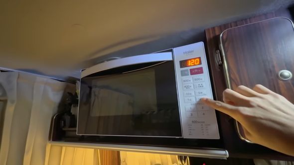 中古キャンピングカーに設けられている電子レンジ