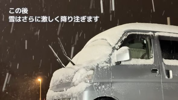 キャンピングカーに降り積もる雪
