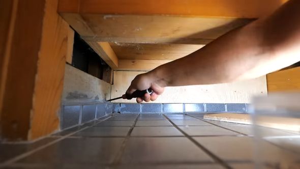 いびつな形で付いているモルタルを削る