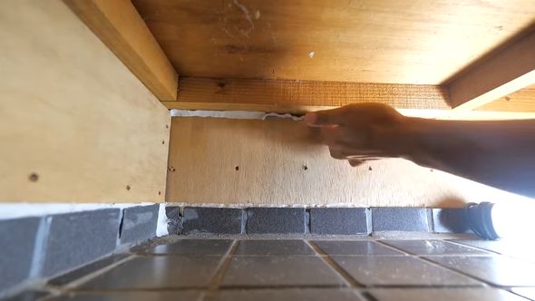 エアコン用シールパテを隙間に埋め込んでいく