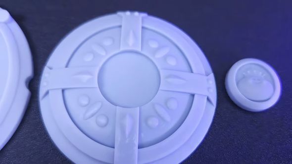 3Dプリンタで印刷されたメタルキングの剣と盾のパーツ