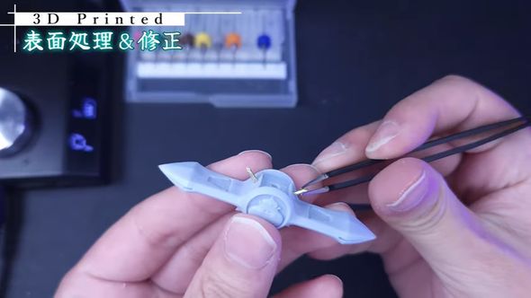 つば部分に針金を刺す