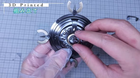 塗り上げたメタルキングの飾りを盾中央にセット