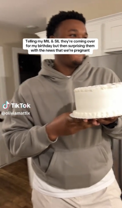 ケーキを持って入場する男性