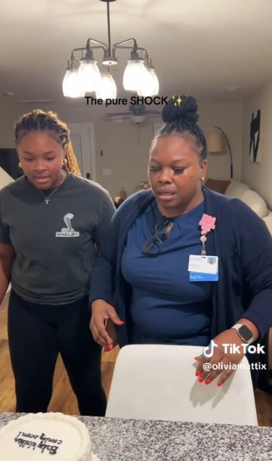 メッセージを見て驚愕する2人