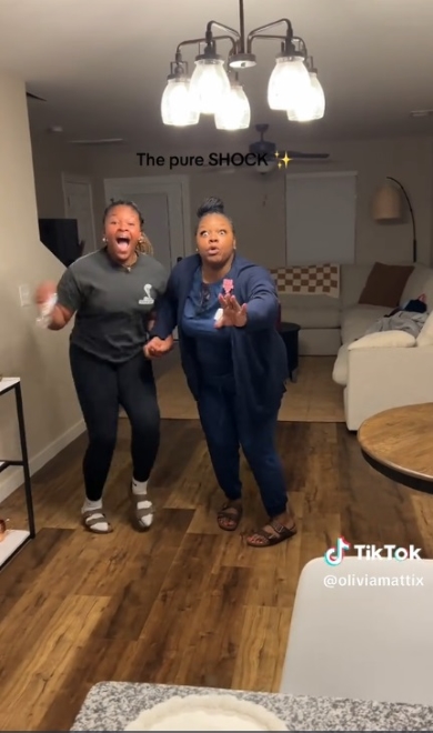 妊娠を知り驚き喜ぶ