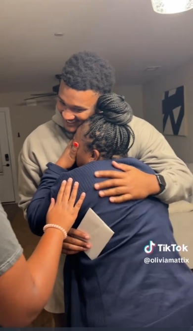 うれし泣きする女性