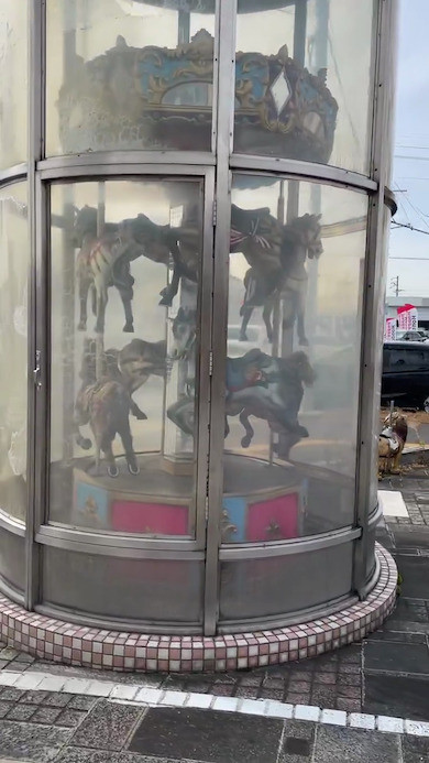 近づいてみると……