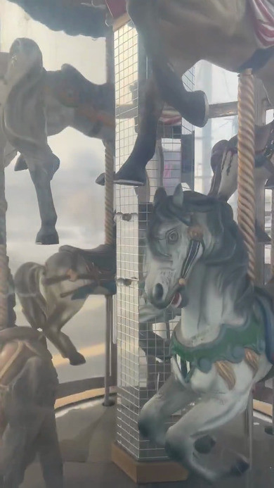 木馬がこっちを見ている……