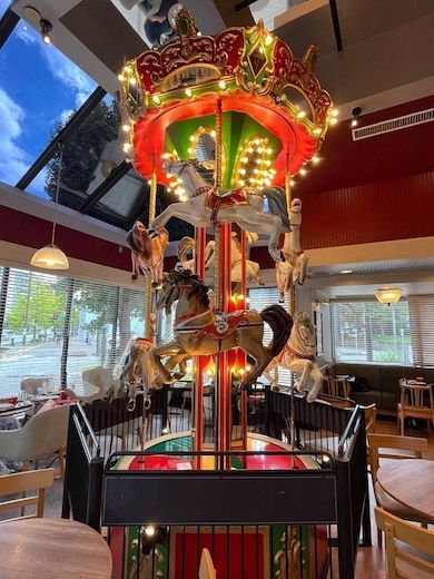 「ミスタードーナツ大濠（おおほり）ショップ」店内に設置されたメリーゴーランド
