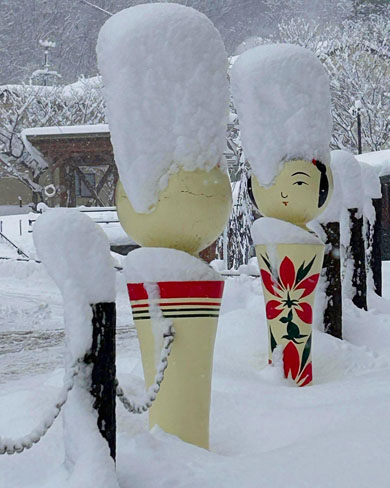 ガン飛ばす鳴子こけし