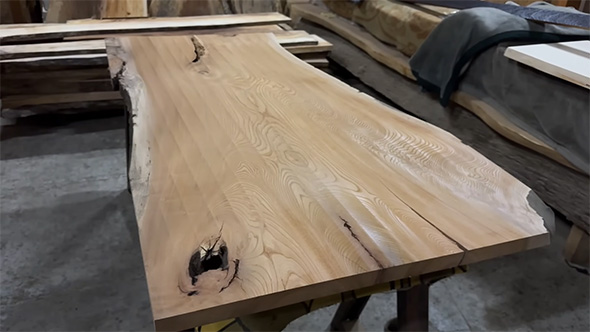 表面の削りとトリミングが終わったケヤキの一枚板