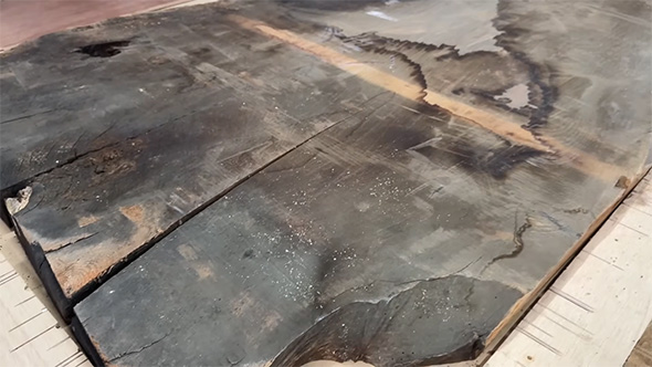 真っ黒なケヤキの板アップ