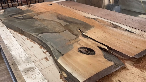 黒い板の半分くらいから木目が見えているところ