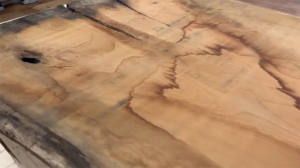 ケヤキの板の裏面、シミのようなものが見える