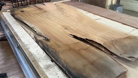 裏面を削ったところ、手前はまだ少し黒い