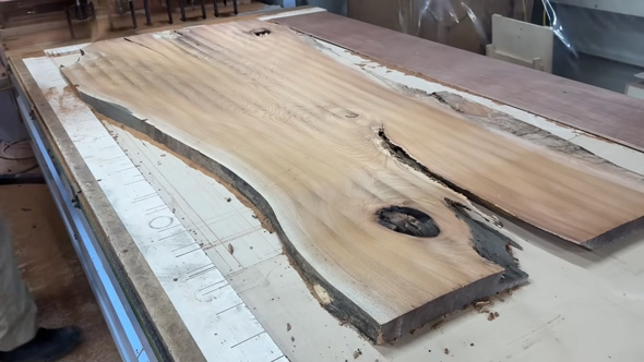 削り終わったケヤキの板