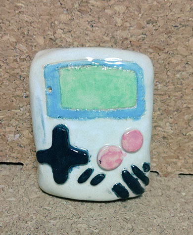 投稿者の子どもが工作してきたゲームボーイを模した陶器を写した写真