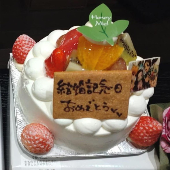 生クリームのホールケーキ