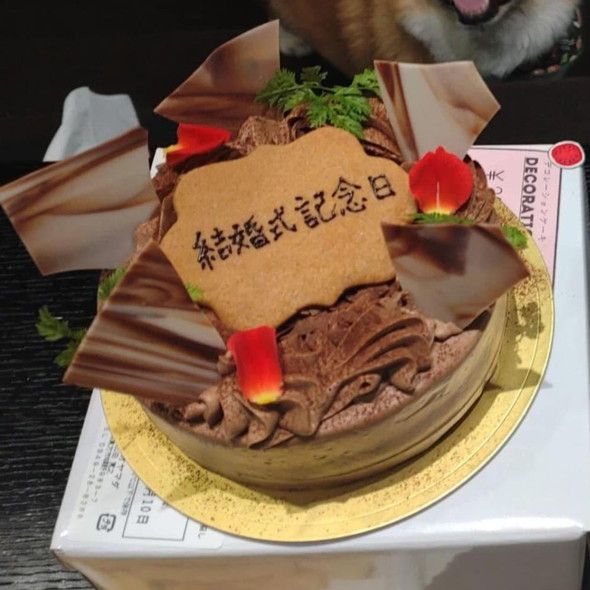 チョコレートのホールケーキ