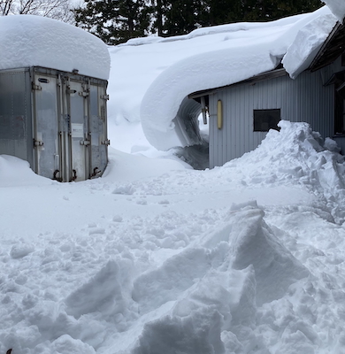 コンテナ周りに積もる雪