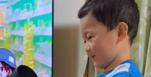 ドライヤーを持っている男の子