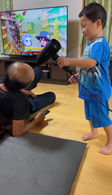 ドライヤーを持っている男の子