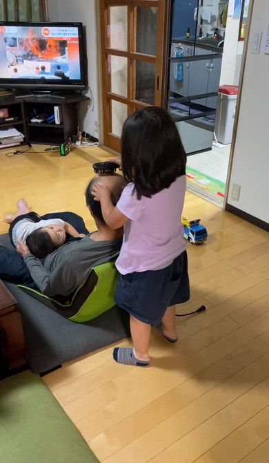 頭皮ブラッシングしている女の子