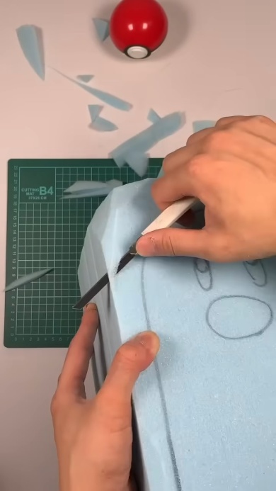 カッターで切り出す