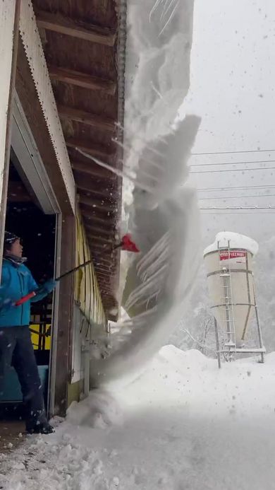 雪の塊の根本を突いていると一気に崩落