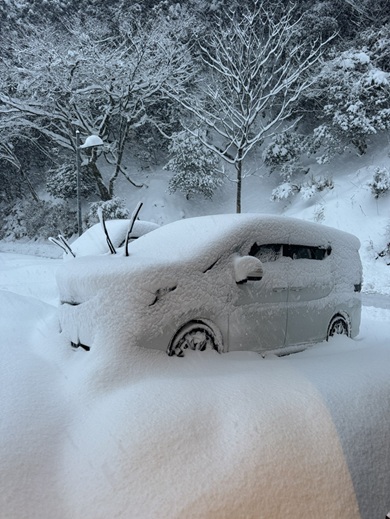 兵庫県北部で撮影した雪に覆われた車の写真