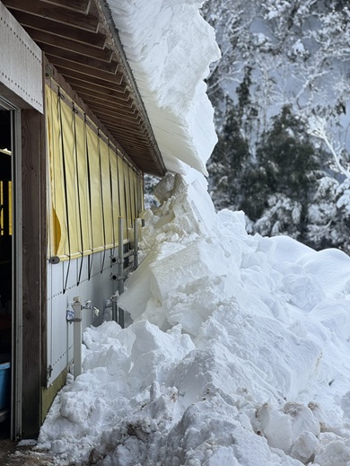 軒下に積もった雪の塊