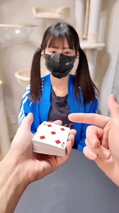 トランプの束の一番上がダイヤの5であると確認