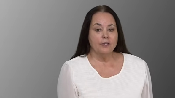 落ち込む姿の女性