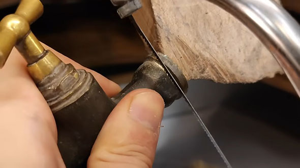 蛇口から指輪を作る・蛇口を切るところ