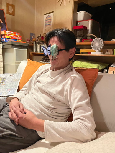 メガネに留まるインコさん