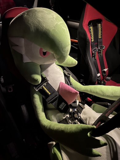 運転席に座る等身大サーナイト