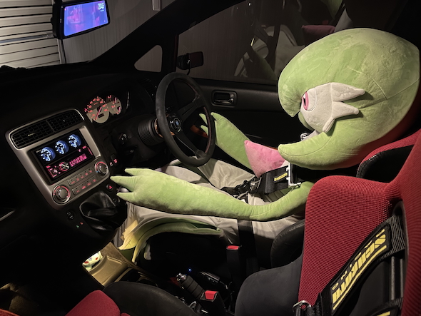 運転席に座る等身大サーナイト