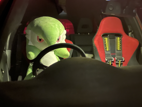 運転席に座る等身大サーナイト