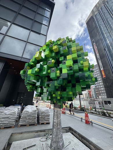福岡天神に設置されたマイクラの木みたいなオブジェ