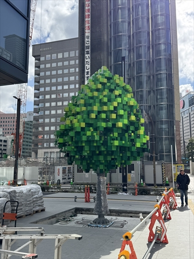 福岡天神に設置されたマイクラの木みたいなオブジェ