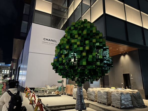 福岡天神に設置されたマイクラの木みたいなオブジェ