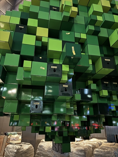 福岡天神に設置されたマイクラの木みたいなオブジェ