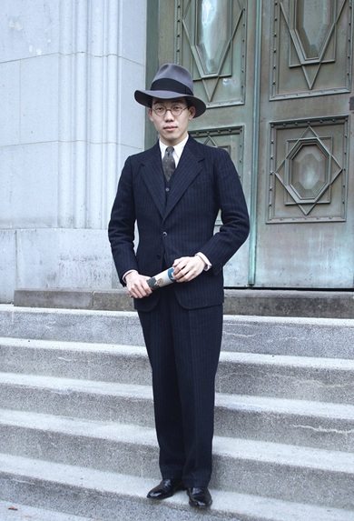 卒業制作で縫った三つぞろいのスーツを着ている写真